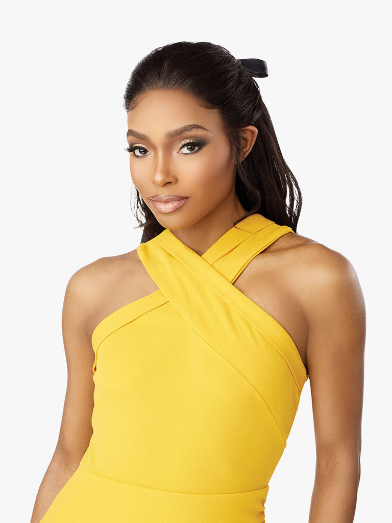 Model in Butta Unit 5 curly HD lace wig
